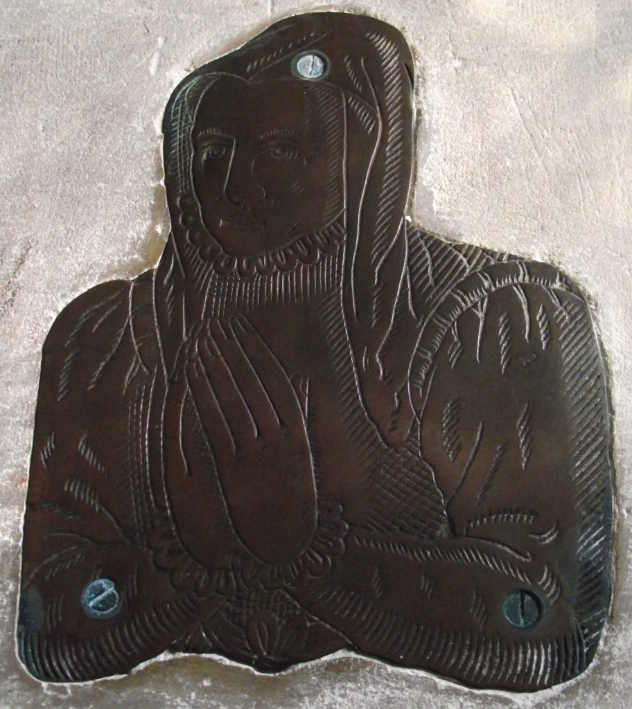 Photograph of upper half of female effigy